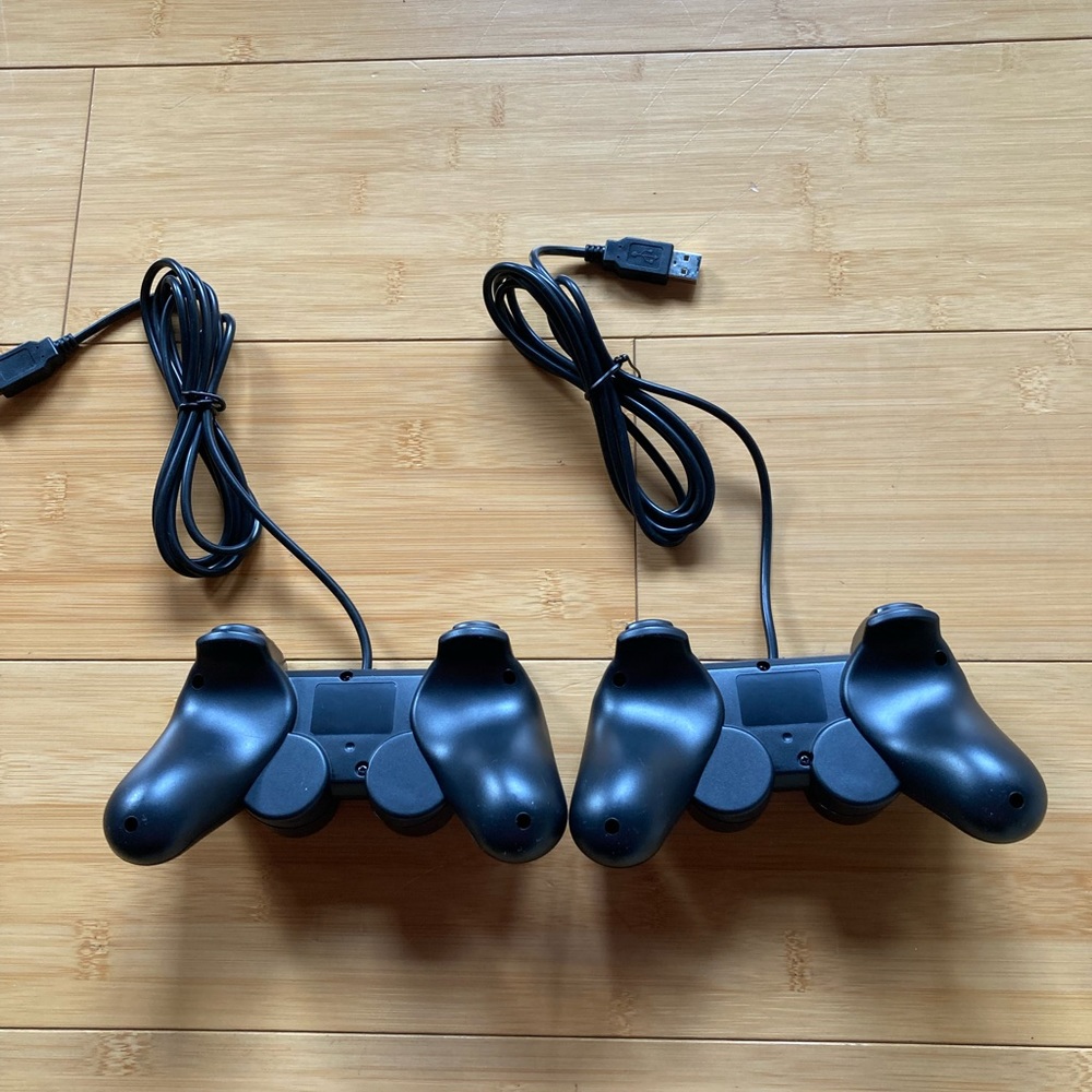 Two wired game controllers - Picture 3 of 4